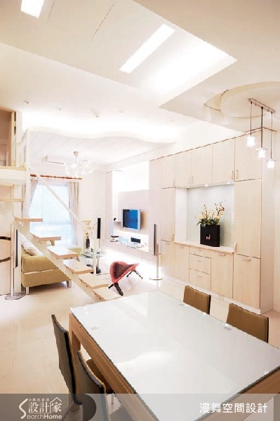 透過設計巧思，讓兩個小坪數空間合而為一，創造出造型
