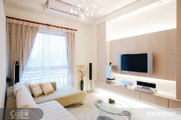 透過設計巧思，讓兩個小坪數空間合而為一，創造出造型