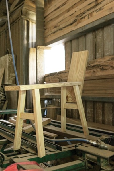 你所認知的家具，是一個擺上遙控器和麵碗的平台，還是