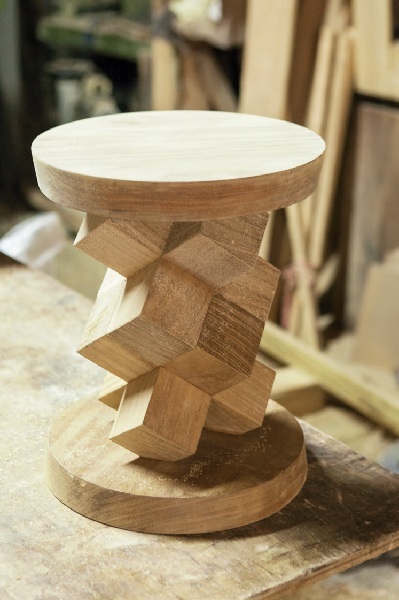 你所認知的家具，是一個擺上遙控器和麵碗的平台，還是