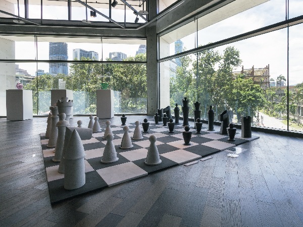 工藝的發展，有的走向純藝術品，工藝家地位提升至藝術