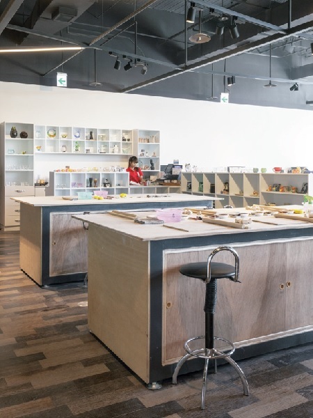 工藝的發展，有的走向純藝術品，工藝家地位提升至藝術