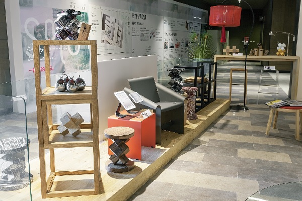 工藝的發展，有的走向純藝術品，工藝家地位提升至藝術