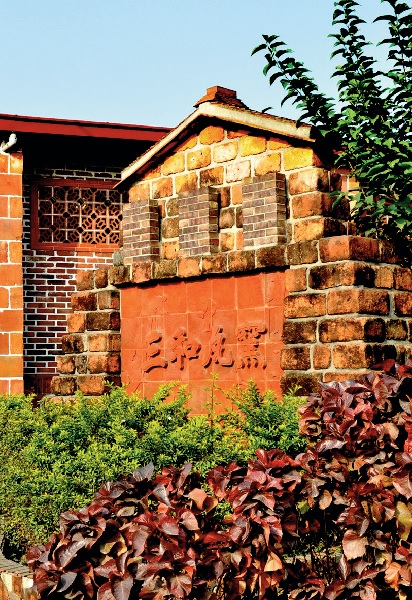 工藝的發展，有的走向純藝術品，工藝家地位提升至藝術