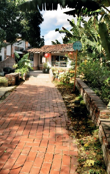 工藝的發展，有的走向純藝術品，工藝家地位提升至藝術