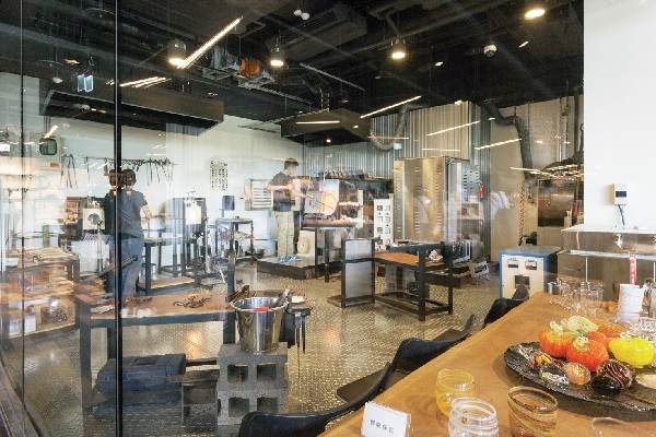 工藝的發展，有的走向純藝術品，工藝家地位提升至藝術