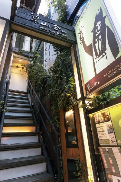 工藝的發展，有的走向純藝術品，工藝家地位提升至藝術