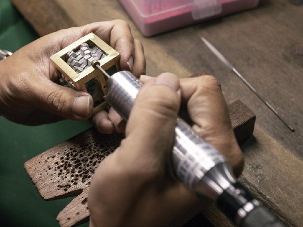 工藝的發展，有的走向純藝術品，工藝家地位提升至藝術