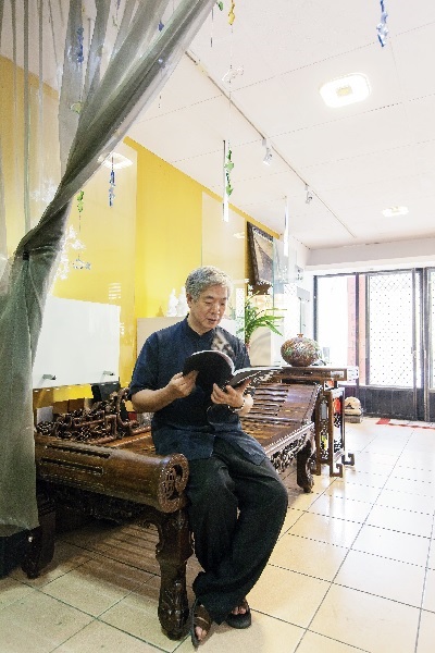 身為台灣工藝發展協會榮譽理事長的黃安福，因為北上到