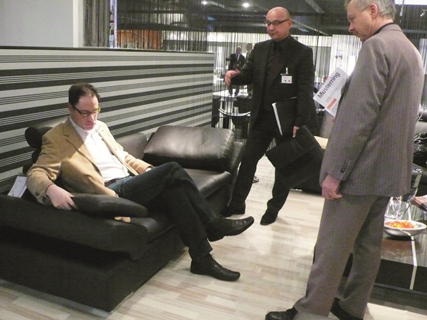 Musterring所生產的家具有3成的手工比例，至少要經過3