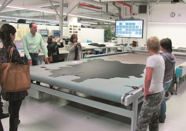 Musterring所生產的家具有3成的手工比例，至少要經過3