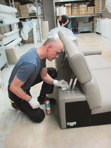 Musterring所生產的家具有3成的手工比例，至少要經過3