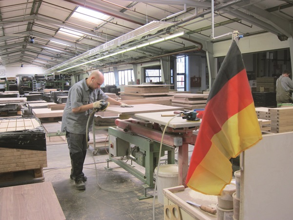 Musterring所生產的家具有3成的手工比例，至少要經過3