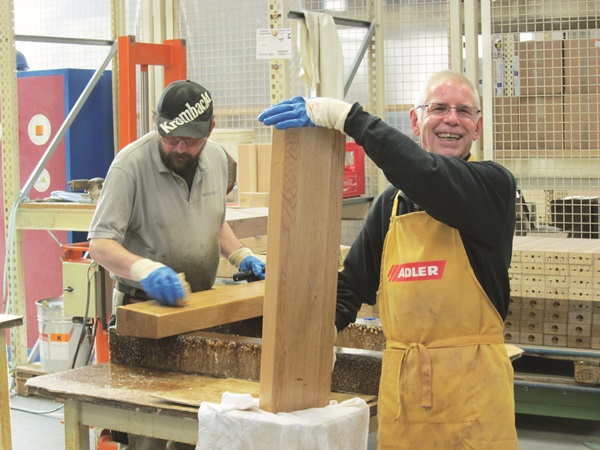 Musterring所生產的家具有3成的手工比例，至少要經過3