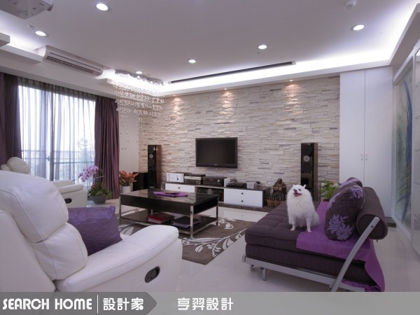 一進到居家空間中,沙發是佔據客廳最大量體的家具,先