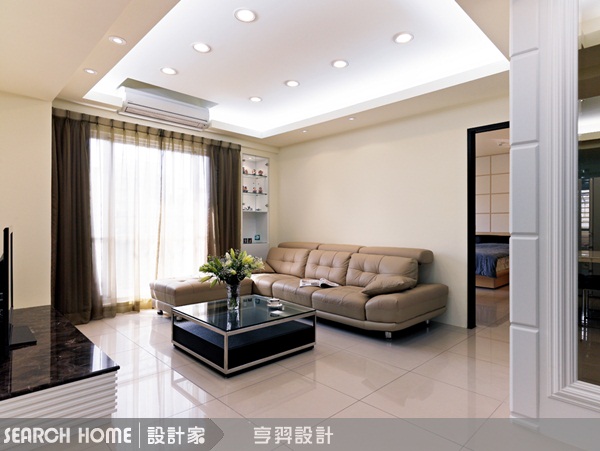 一進到居家空間中,沙發是佔據客廳最大量體的家具,先