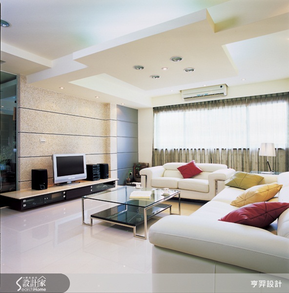 一進到居家空間中,沙發是佔據客廳最大量體的家具,先