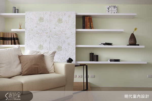 在自然光的照射下，反射材質的拋光石英磚地板倒映出整