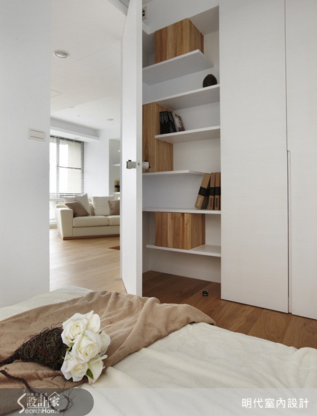 在自然光的照射下，反射材質的拋光石英磚地板倒映出整