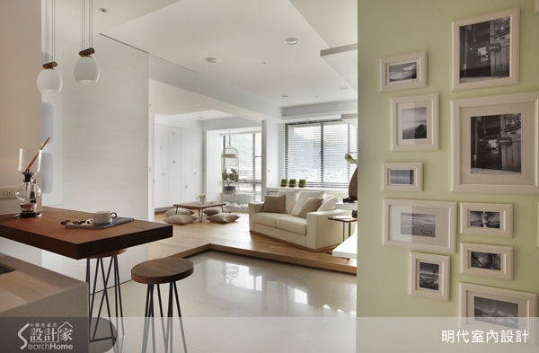 在自然光的照射下，反射材質的拋光石英磚地板倒映出整