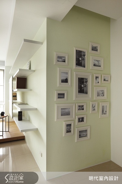 在自然光的照射下，反射材質的拋光石英磚地板倒映出整