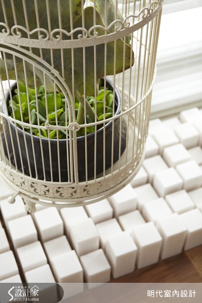 在自然光的照射下，反射材質的拋光石英磚地板倒映出整