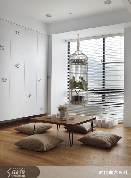 在自然光的照射下，反射材質的拋光石英磚地板倒映出整