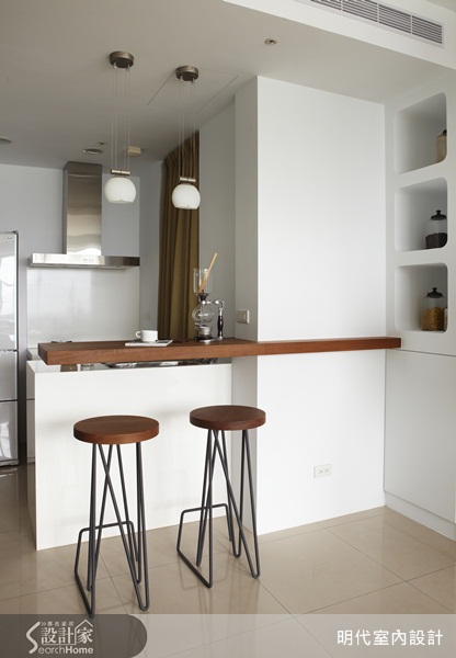 在自然光的照射下，反射材質的拋光石英磚地板倒映出整