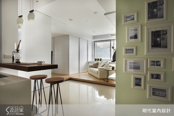 在自然光的照射下，反射材質的拋光石英磚地板倒映出整