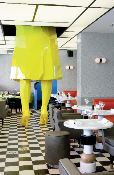 India Mahdavi在伊朗出生,之後到美國、德國、法國生