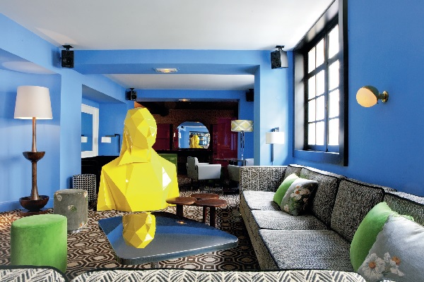 India Mahdavi在伊朗出生,之後到美國、德國、法國生