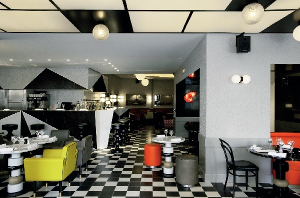 India Mahdavi在伊朗出生,之後到美國、德國、法國生