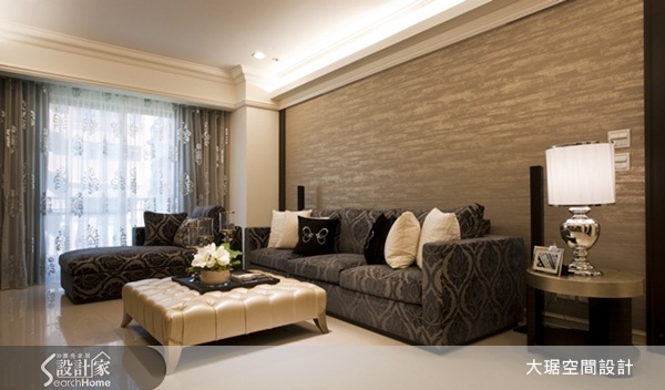 客廳中最耀眼的總是電視主牆，但其實沙發背牆可是成就