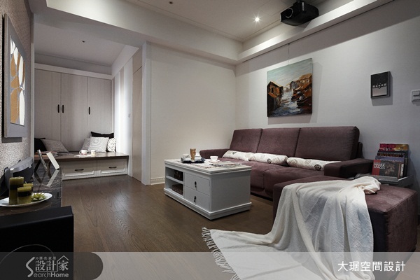 客廳中最耀眼的總是電視主牆，但其實沙發背牆可是成就