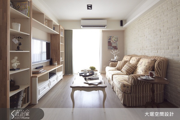 客廳中最耀眼的總是電視主牆，但其實沙發背牆可是成就