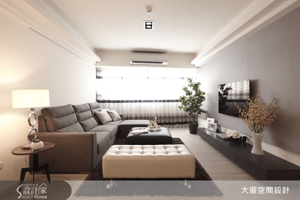 客廳中最耀眼的總是電視主牆，但其實沙發背牆可是成就