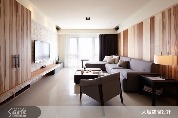 客廳中最耀眼的總是電視主牆，但其實沙發背牆可是成就