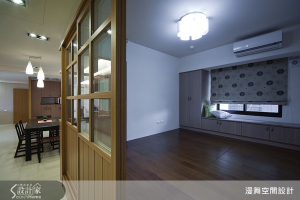 家中成員只有三人，卻擁有開放而寬敞的室內空間，捨棄