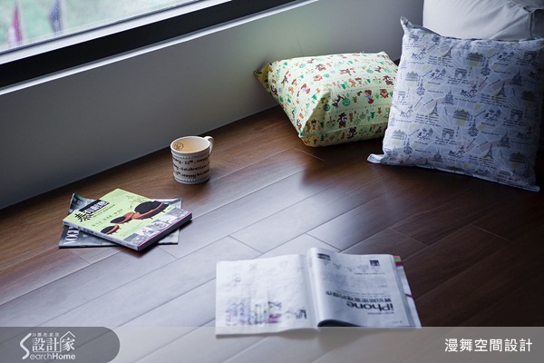 家中成員只有三人，卻擁有開放而寬敞的室內空間，捨棄