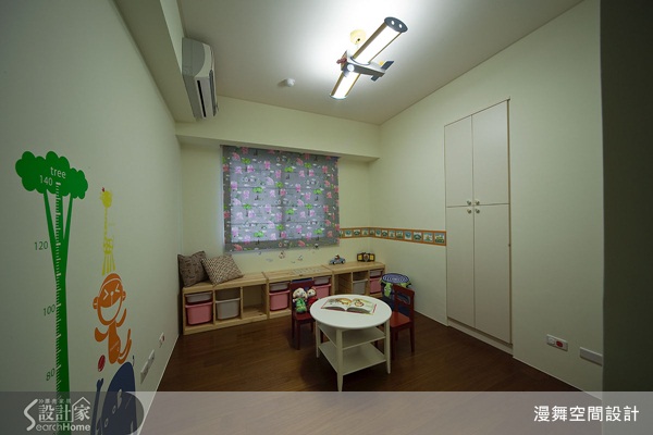 家中成員只有三人，卻擁有開放而寬敞的室內空間，捨棄