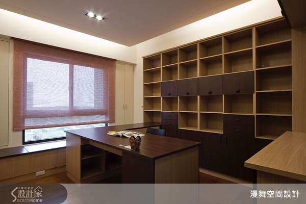 家中成員只有三人，卻擁有開放而寬敞的室內空間，捨棄