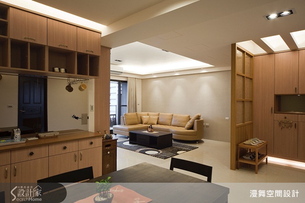 家中成員只有三人，卻擁有開放而寬敞的室內空間，捨棄