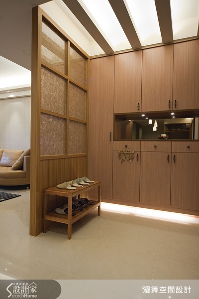 家中成員只有三人，卻擁有開放而寬敞的室內空間，捨棄