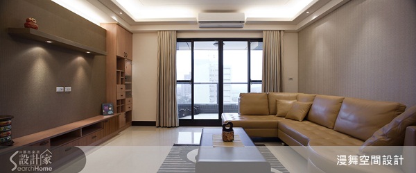 家中成員只有三人，卻擁有開放而寬敞的室內空間，捨棄