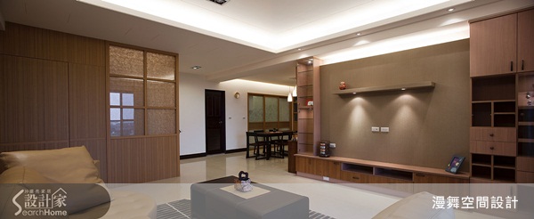 家中成員只有三人，卻擁有開放而寬敞的室內空間，捨棄