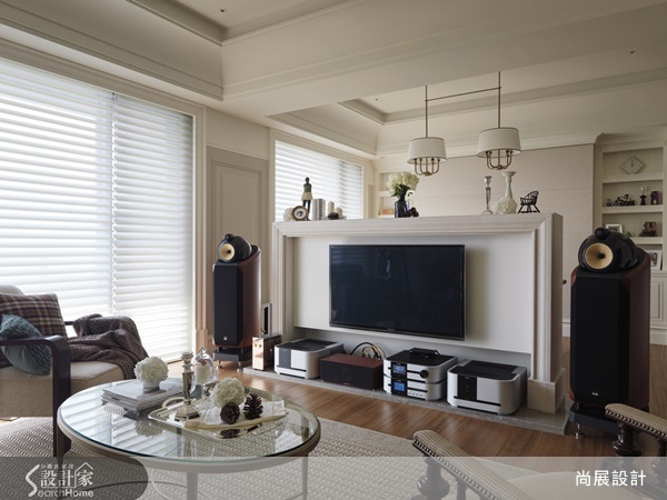 剛烤好的吐司麵包,煎得完美的太陽荷包蛋,加上佐餐咖