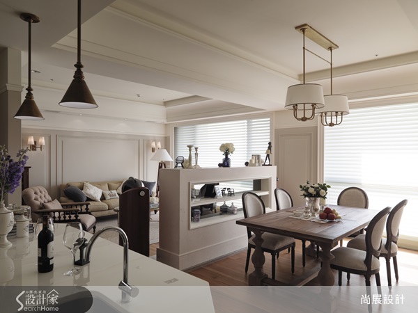 剛烤好的吐司麵包,煎得完美的太陽荷包蛋,加上佐餐咖