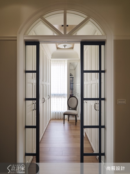 剛烤好的吐司麵包,煎得完美的太陽荷包蛋,加上佐餐咖