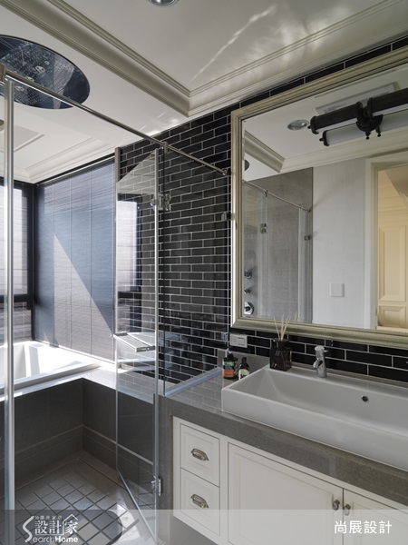 剛烤好的吐司麵包,煎得完美的太陽荷包蛋,加上佐餐咖