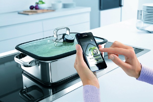 透過科技的整合家電操作按鍵，使廚房電器設備開始進入